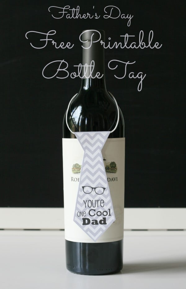These free Father's Day printables are a great homemade Father's Day gift. It includes necktie bottle tags and necktie cupcake toppers. 葡萄酒瓶与可打印领带,便于自制父亲节礼物