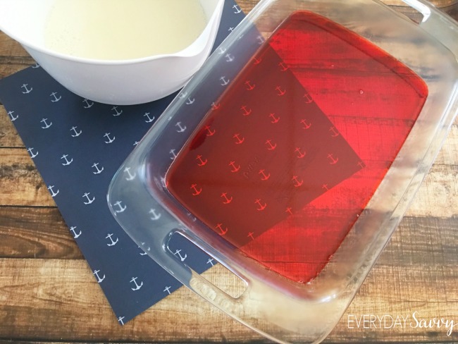 寻找一个乐趣的红色白色和蓝色的jello食谱。就是这个。这些杰洛斯明星将成为任何爱国党的袭击,包括7月4日。