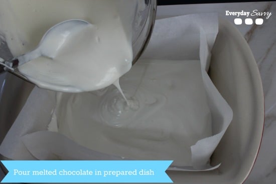 将融化的白巧克力倒入准备好的盘子里，上面铺上羊皮纸