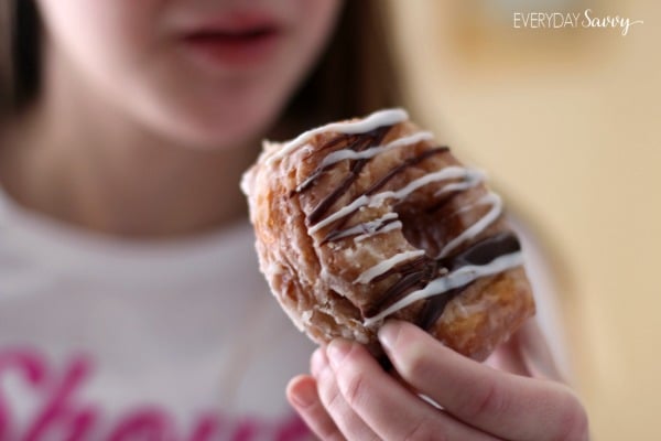 你有试过新Dunkin ' Donuts软糖羊角面包甜甜圈吗?我们试着他们,爱他们。看到这里的美味的照片。