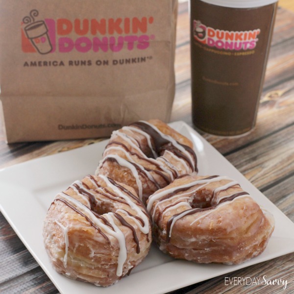你有试过新Dunkin ' Donuts软糖羊角面包甜甜圈吗?我们试着他们,爱他们。看到这里的美味的照片。