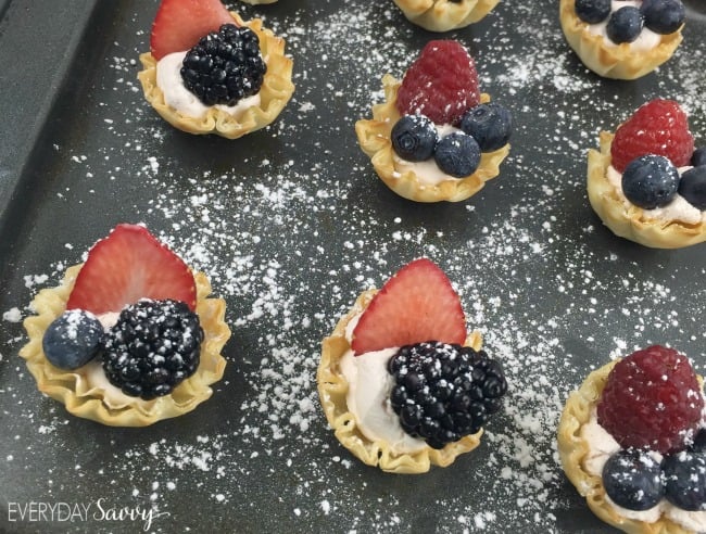 浆果馅饼用蓝莓，草莓和黑莓和糖粉