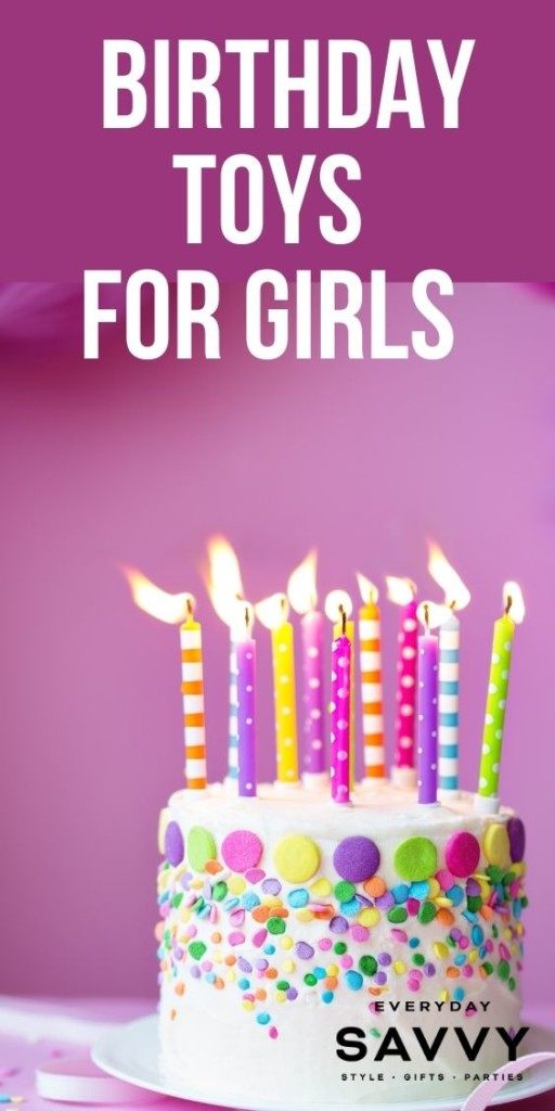 女孩的生日玩具-带蜡烛的生日蛋糕