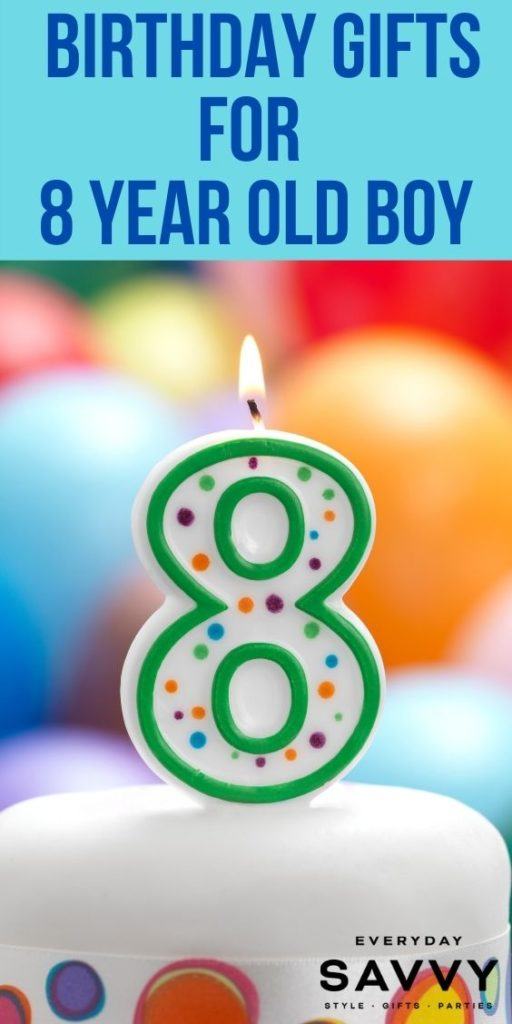 8岁男孩的生日礼物- 8支蜡烛和气球的生日蛋糕